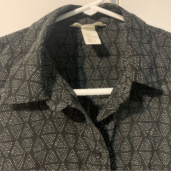 H&M Button-Down Collared Black and White Geometric Print Tank Blouse. Size 2 - Picture 3 of 13